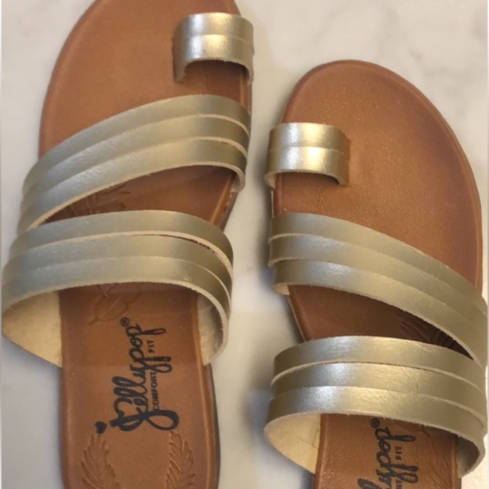 Jellypop Cayman Gold color size 6 sandals. Barely worn (maybe once or twice)